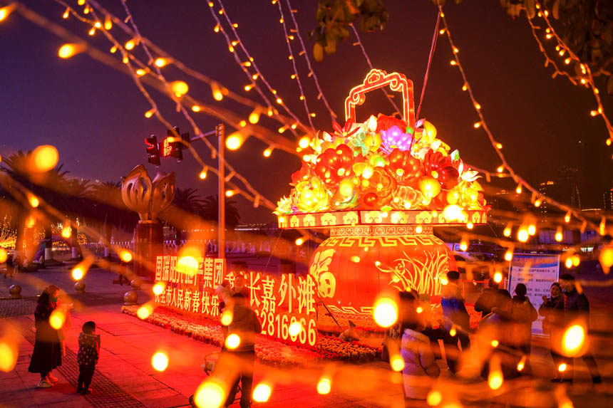 南濱路新春燈飾讓年味越來越濃。郭旭攝