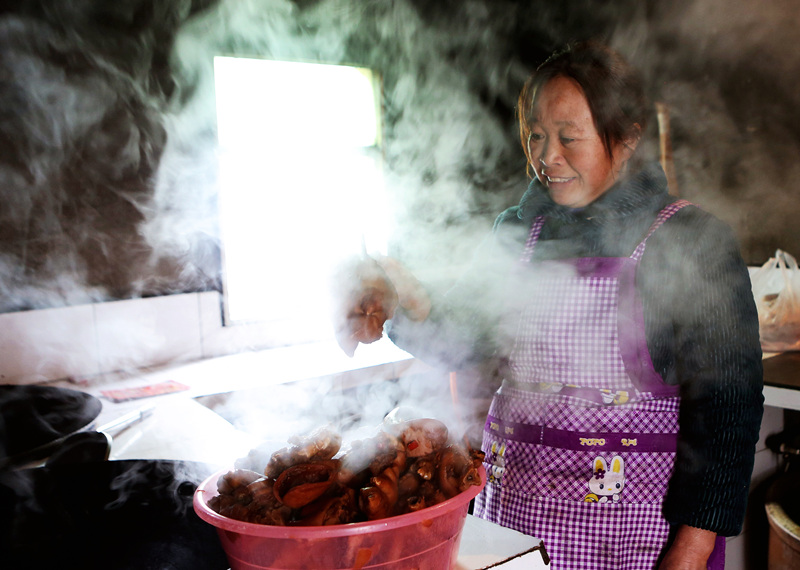 陳宗鳳在家鹵制食材。盧先慶攝
