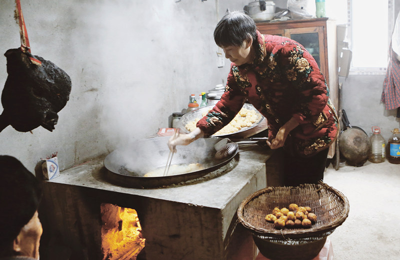鄧厚國的大女兒在炸丸子。盧先慶攝