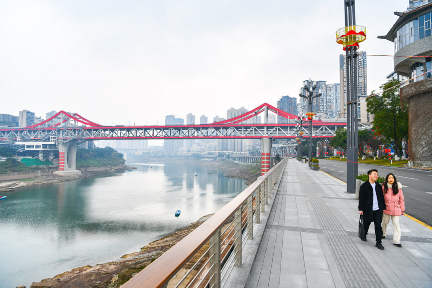 重慶曾家巖嘉陵江大橋。鄒樂攝