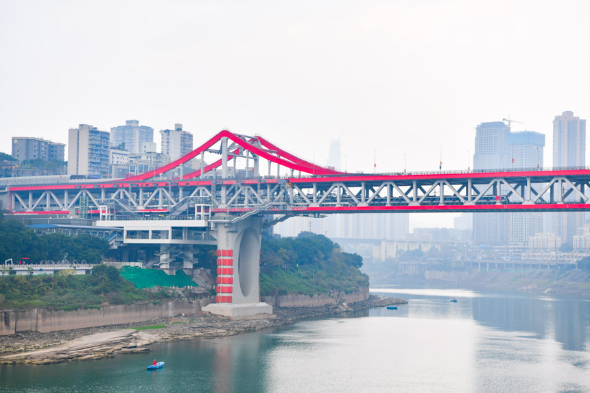 重慶軌道交通10號線曾家巖站。鄒樂攝