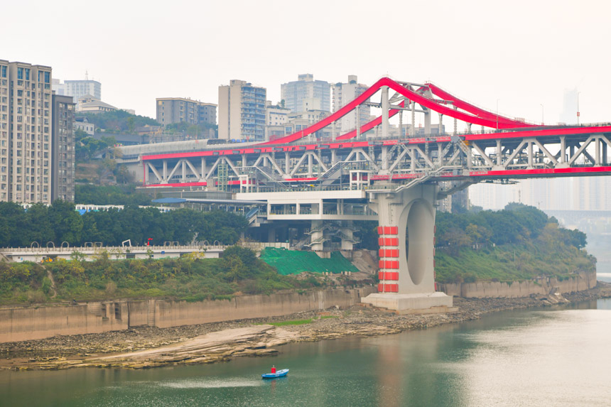 重慶軌道交通10號線曾家巖站。鄒樂攝