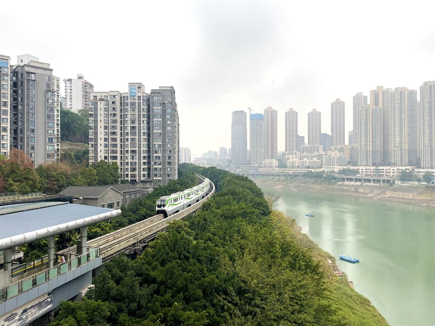 在軌道10號線曾家巖站廳內，可以俯瞰2號線列車進站。鄒樂攝