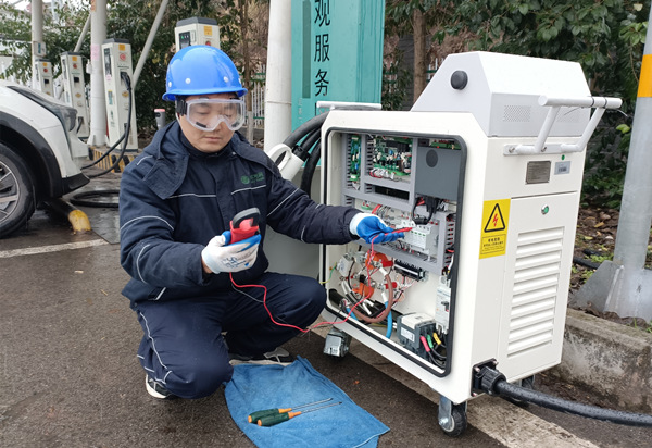 電力工人在對移動充電樁進行調試查驗。賀婷婷攝