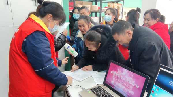 在黔江區太極鎮太極社區“電力愛心超市”，村民們通過積分兌換生活物品。國網重慶市電力公司供圖