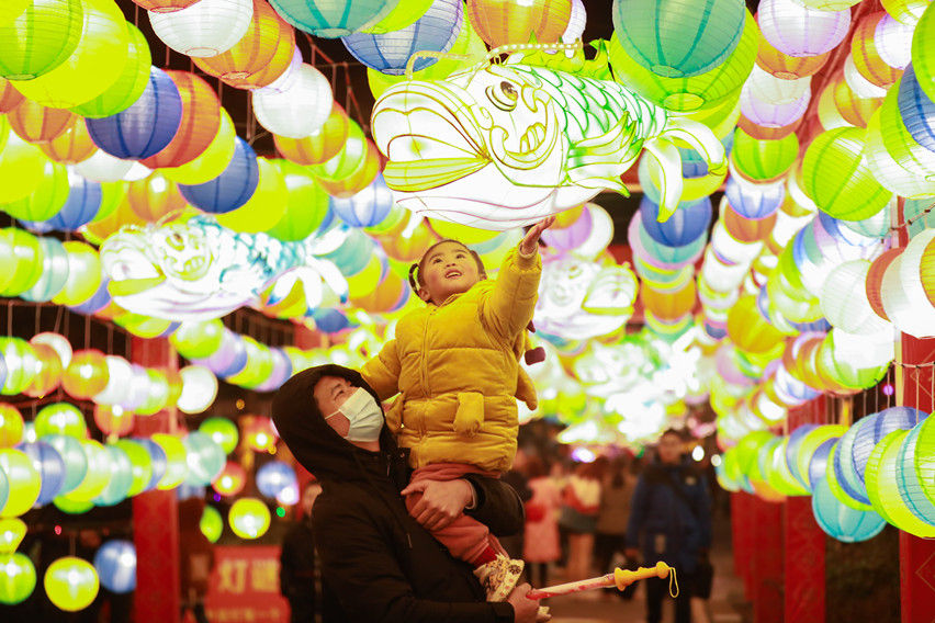 年俗活動現場，小朋友在觀看花燈。熊偉攝