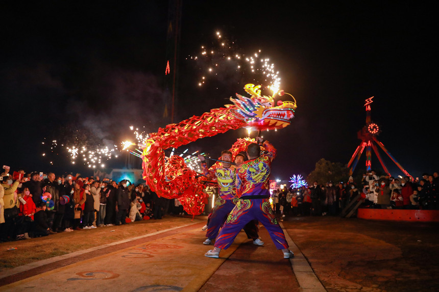 2023梁平春節花燈民俗節舞龍表演。熊偉攝