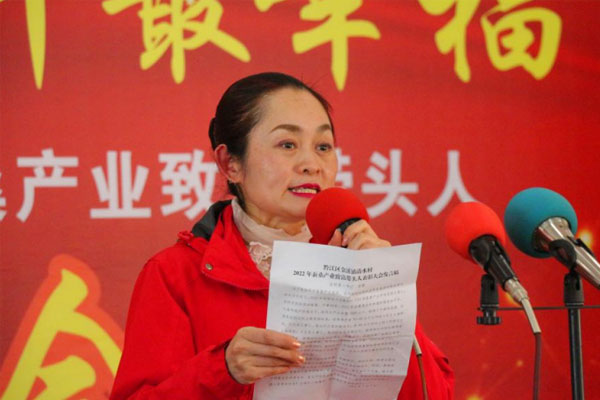 駐村第一書記曾霞介紹清水村2022年蠶桑產業基本情況。蔣永勁攝