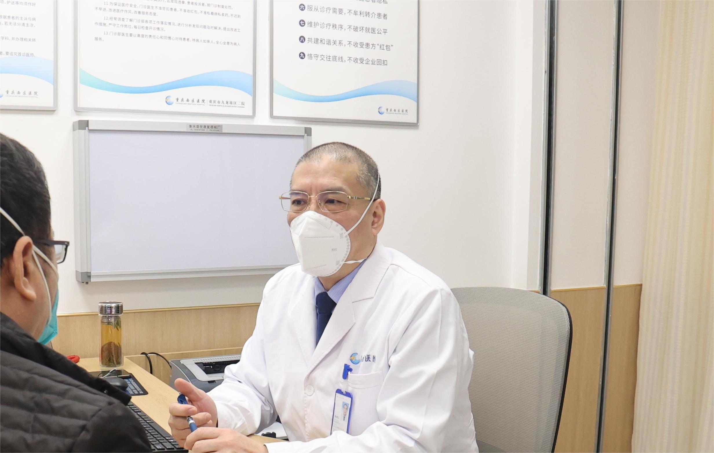 蔣曉江向患者了解病情。重慶西區醫院供圖