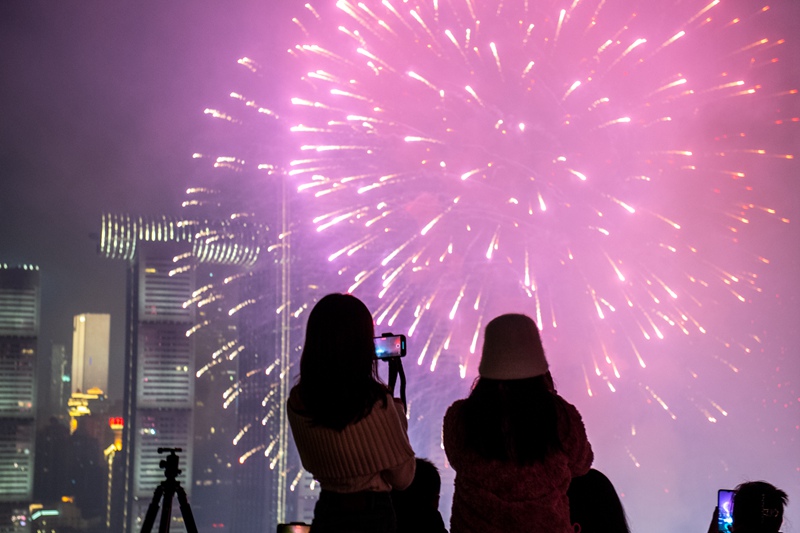 煙火在夜空中綻放。陳林攝
