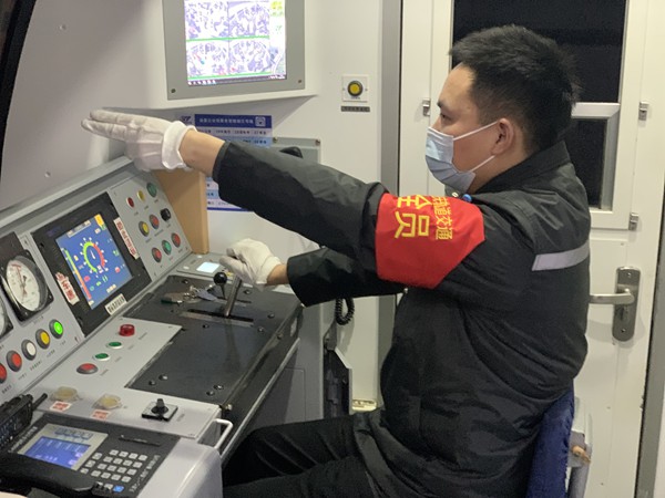 除夕跨年夜軌道司機江濤駕駛列車運送乘客平安回家。重慶軌道集團供圖