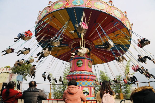 游客盡享節日歡愉。紅酒小鎮供圖