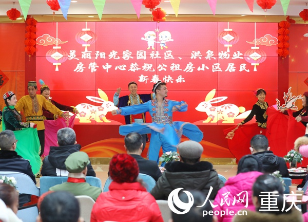 公租房居民自排自演的民族舞。人民網 胡虹攝