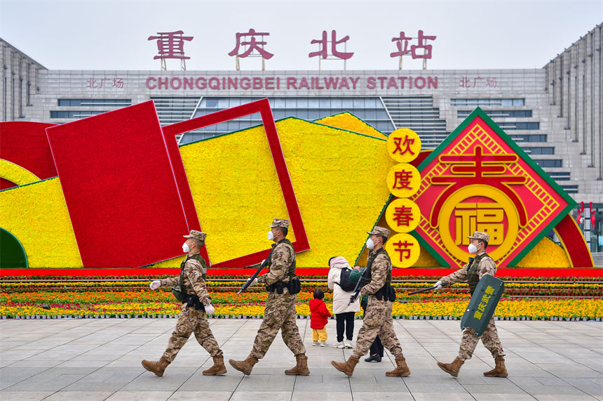 武警重慶總隊執勤第二支隊官兵在重慶北站巡邏執勤，守護人民群眾平安過節。唐志勇攝