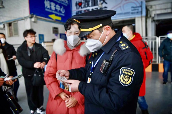 執法人員檢查登船游客是否實名購票。鄒樂攝