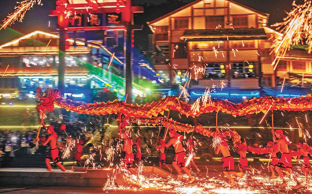 沙坪壩區磁器口古鎮，火龍在“鐵水流星”中閃轉騰挪，格外燦爛絢麗。記者 張錦輝 攝/視覺重慶