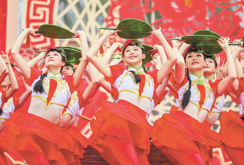 在2023重慶市鄉村村晚大聯歡活動暨江津區永興鎮黃莊村村晚活動上，演員們正在表演精彩的歌舞節目。首席記者 龍帆 攝/視覺重慶