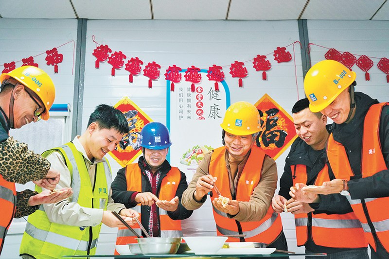 江北區人民醫院兩江分院項目部向農民工發放慰問品，舉行包餃子等活動。見習記者劉旖旎 攝/視覺重慶