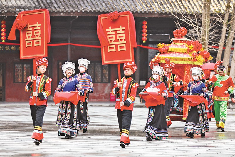 彭水蚩尤九黎城，身著節日盛裝的苗家阿哥阿妹邀請游客對山歌、跳竹竿舞、體驗苗家婚俗。特約攝影 趙勇/視覺重慶