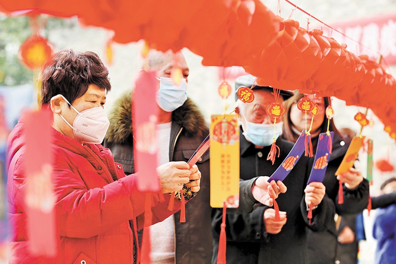 萬盛經開區東林街道鐵路村社區，居民們參與猜燈謎、套圈等趣味項目，歡度新春佳節。通訊員 王瀘州 攝/視覺重慶