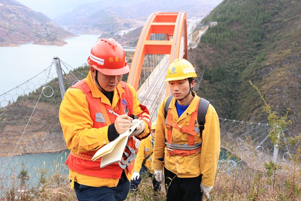 趙勇在記錄巖石變化情況。晏濤攝