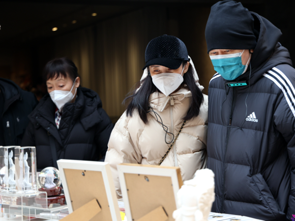 蔣勤勤夫婦瀏覽大足文創產品。大足區委宣傳部供圖 華龍網發