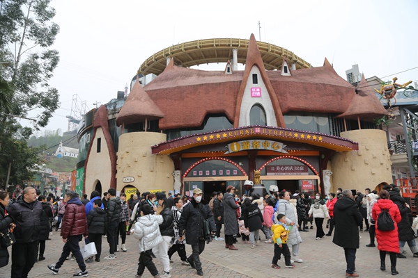 春節期間紅酒小鎮人氣火爆。景區供圖