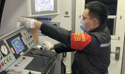                                           軌道司機江濤：列車上的跨年夜                            陳琦 劉敏 2023年01月22日                              除夕夜，重慶市民在一場“新時代 新征程 新重慶” 光影無人機焰火表演中跨年，迎接兔年到來。為讓大家能順利回家，重慶軌道集團部分線路按照“人沒散完軌道不收車”原則，列車收班時間延長至次日凌晨1點之后。作為當天值班司機之一，重慶軌道交通列車司機江濤也在軌道列車上跨年。                【詳細】                           