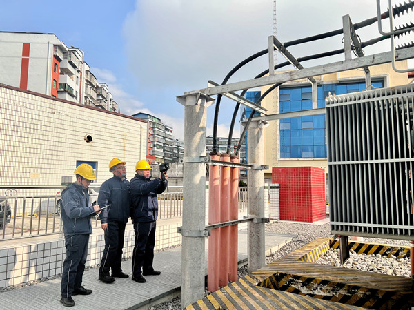 1月25日，國網重慶電力員工在35千伏綠豆包變電站對供電設備特巡特護。尹瑤瑤攝