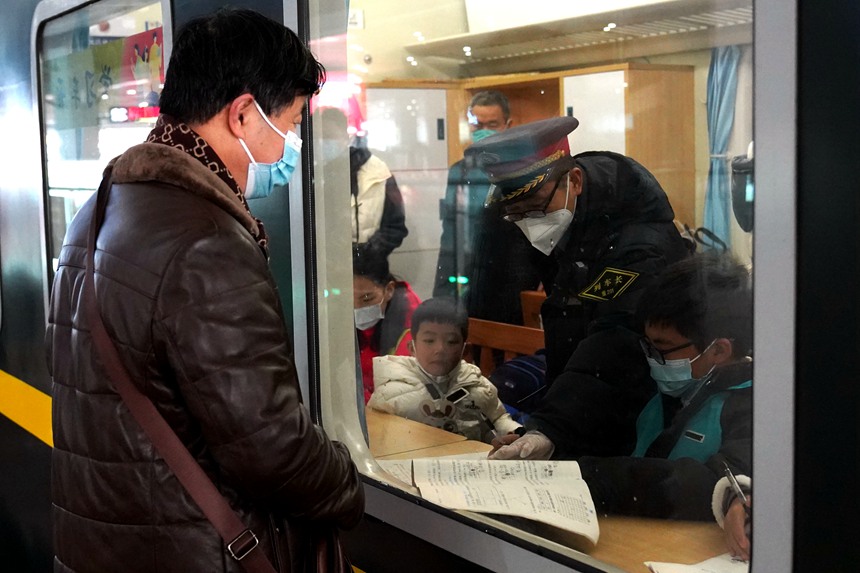 5609次列車外，一旅客觀看“學習車廂”。羅希雅攝