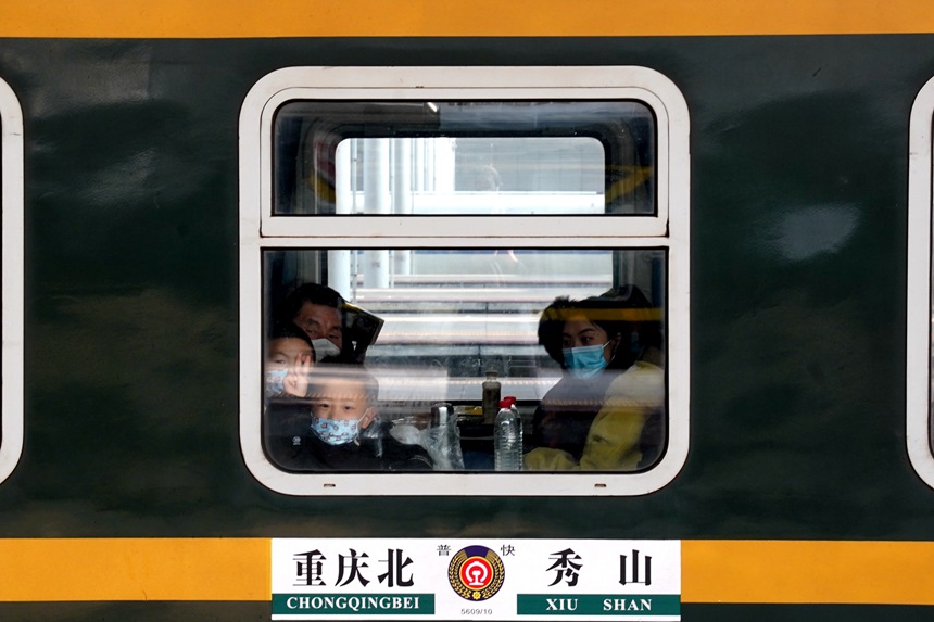 5609次列車滿載旅客。羅希雅攝