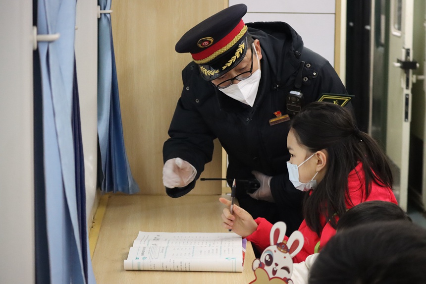 在5609次列車上，列車長王友為乘車的小學生講解車內服務設備。羅希雅攝