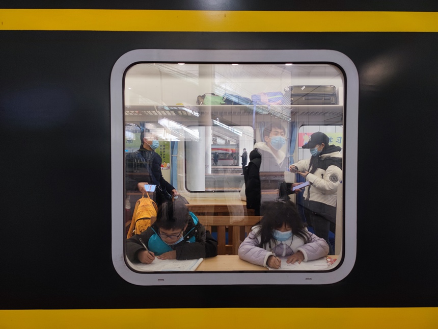 學生在使用“學習車廂”。羅希雅攝