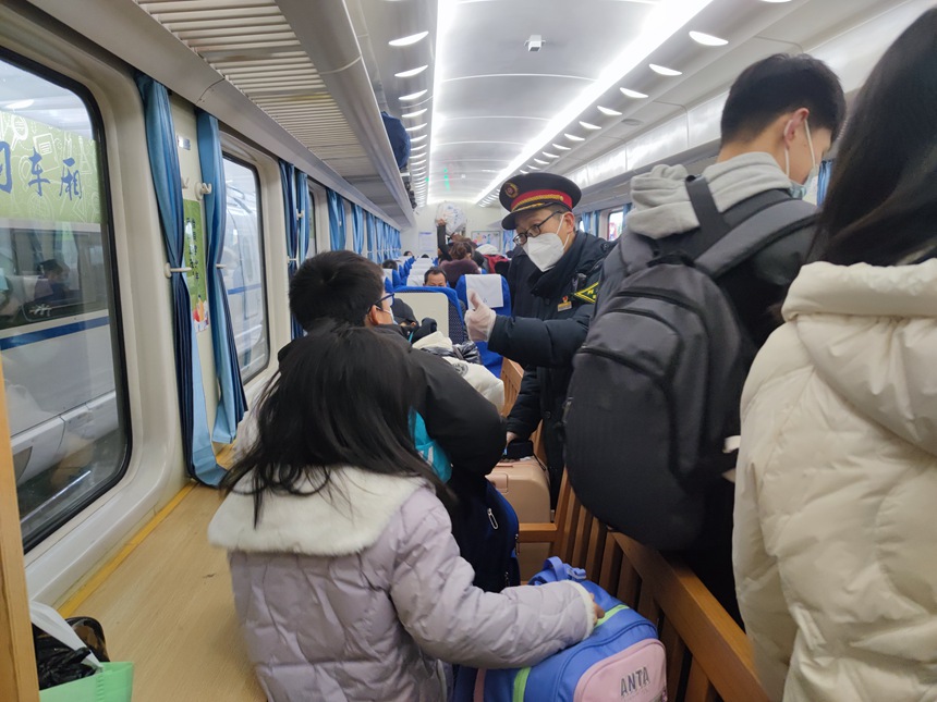 火車上的“學習車廂”。羅希雅攝