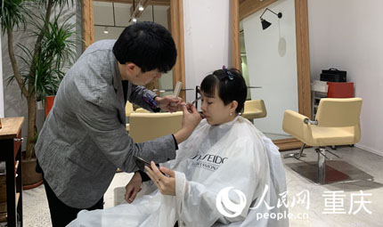                                           迎春從“頭”開始                            陳琦 2023年01月30日                             1月29日，位于渝北區龍頭寺天江鼎城小區的一家美發店，發型總監小龍迎來了春節后開工的第一批客人。這一天，他不歇氣地剪了近20個“頭”，從早上9點一直忙碌到晚上11點，理發過程中，小龍還不斷接到預約電話。                【詳細】                           