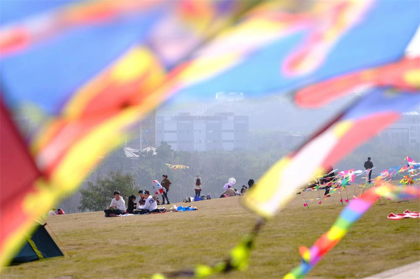 不少市民帶著孩子來到公園踏青、放風箏，享受愜意春光。郭旭攝