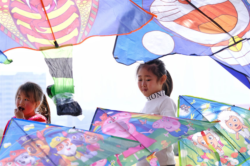 不少市民帶著孩子來到公園踏青、放風箏，享受愜意春光。郭旭攝