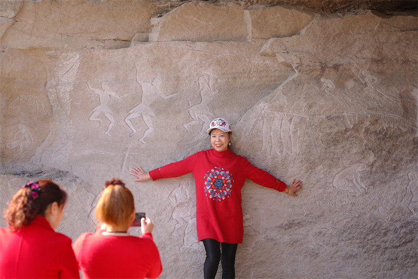 市民在大魚海棠公園拍照留影，享受愜意春光。郭旭攝