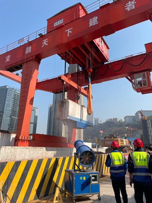 工作人員處理隧道內運輸出來的渣土。項目部供圖