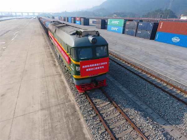 兔年首班西部陸海新通道江津班列泰國進口紙漿專列順利抵達小南埡鐵路物流中心。江津區委宣傳部供圖