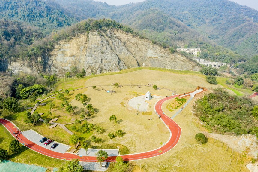 礦山公園中的休閑步道。曹鳴鷗攝