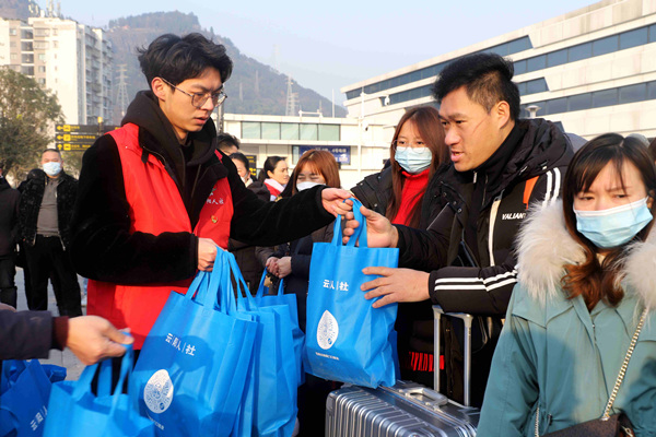 志愿者為務工人員送上返崗“大禮包”。李歆宇攝