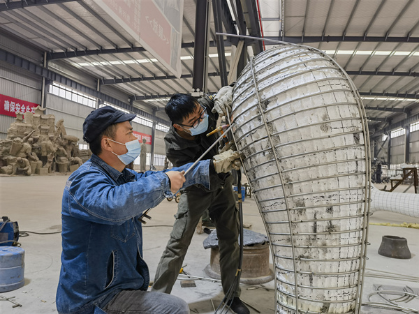 工人正在認真作業中。大足區委宣傳部供圖