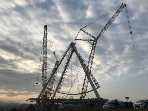 正在建設中的巨型摩天輪。陳曉君攝