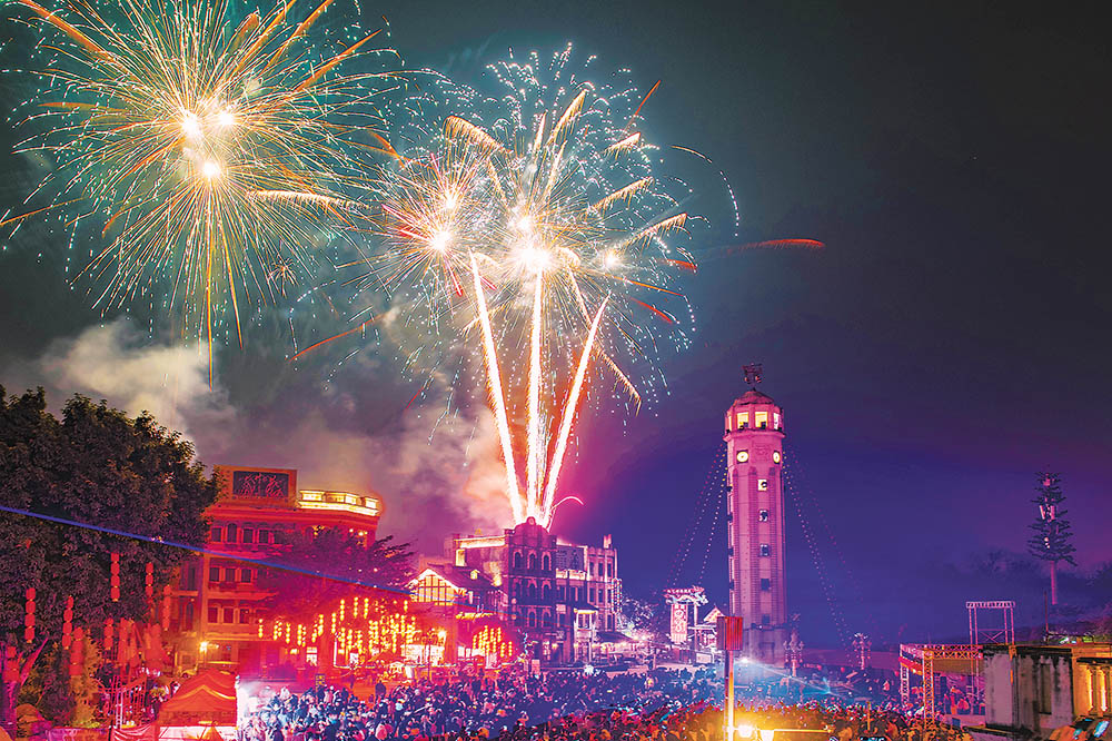 2月4日晚，兩江國際影視城，眾多市民在景區觀看元宵煙花秀、3D激光秀。記者 張錦輝 攝/視覺重慶