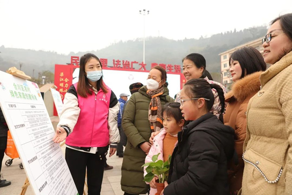 巾幗志愿者向群眾講解“綠色家庭”創建標準。合川區委宣傳部供圖
