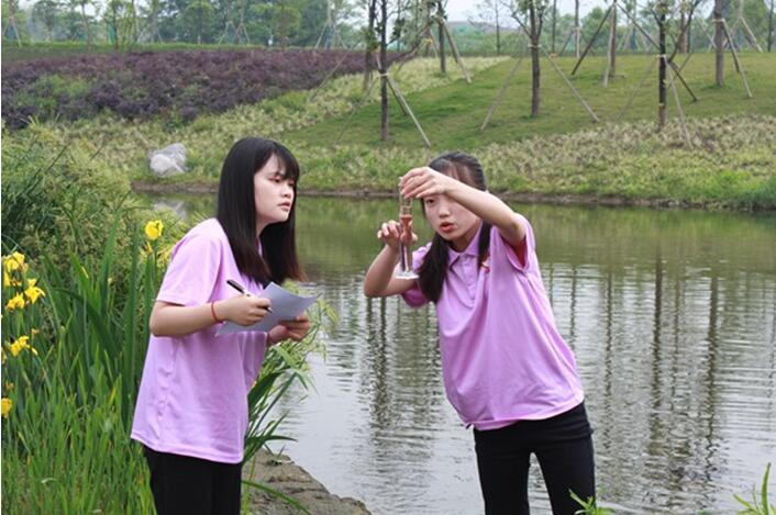 “青馬工程”西部計劃專項學員開展“河小青”志愿服務活動。重慶高新區黨工委統戰部供圖