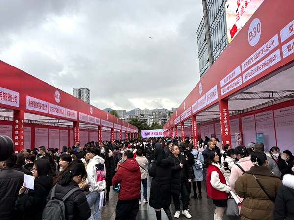 活動現場，求職者眾多。黃亞輝攝