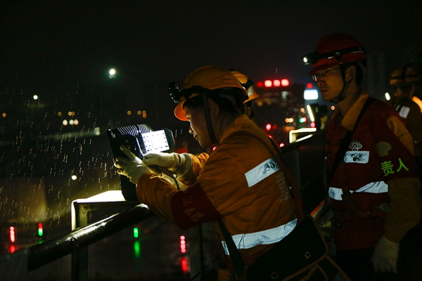 圖為何雪正在檢修興隆場編組站燈橋上的探照燈。冉杰攝