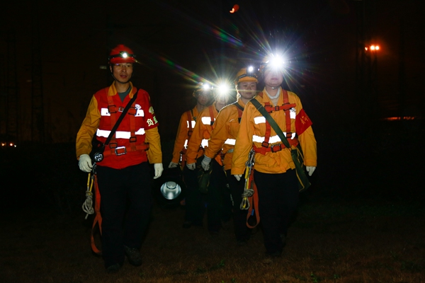 圖為母思琪和當天作業人員步行前往作業點。冉杰攝